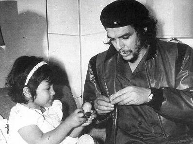 Che Guevara com uma menina, em foto preto e branco