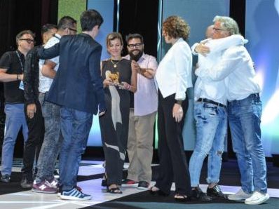 Equipe comemorando no palco do Cannes Lions