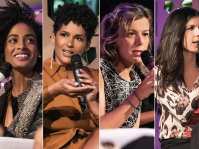 Mulheres falando ao microfone no evento da CLAUDIA