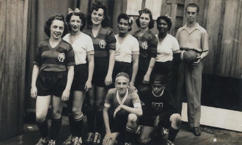 Time feminino de futebol posando para foto antiga