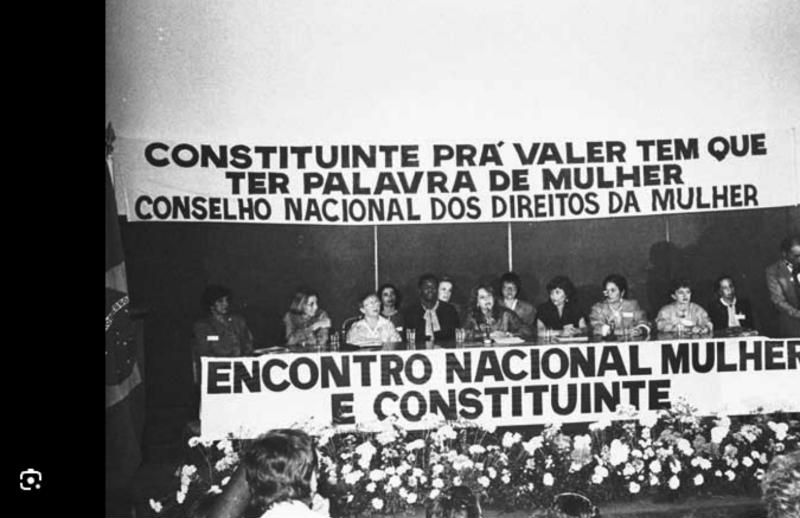 Mesa do Encontro Nacional Mulher e Constituinte, com a faixa Constituinte prá valer tem que ter palavra de mulher